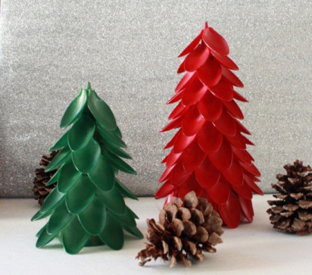 Pinos con cucharas de plastico