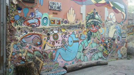 Mural en el Paseo de las Artes, con incrustaciones de cerámicos y materiales en desuso.
